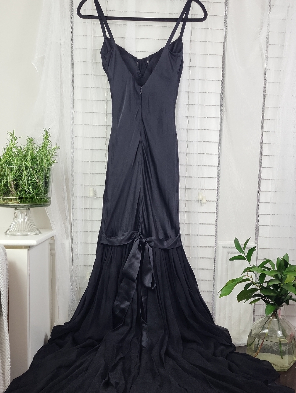 Outstanding Elegant Floor-Length Silk Evening Gown in Charcoal. Size 2 - Picture 7 of 13
